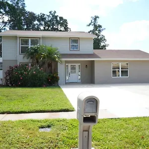  Holiday home Hosting New
